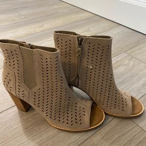 New Tom peep toe shoe